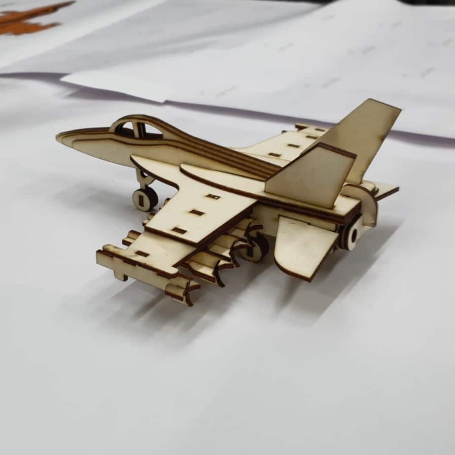 דגם מוקטן של מטוס קרב מעץ שנוצר באמצעות מכונת חיתוך לייזר